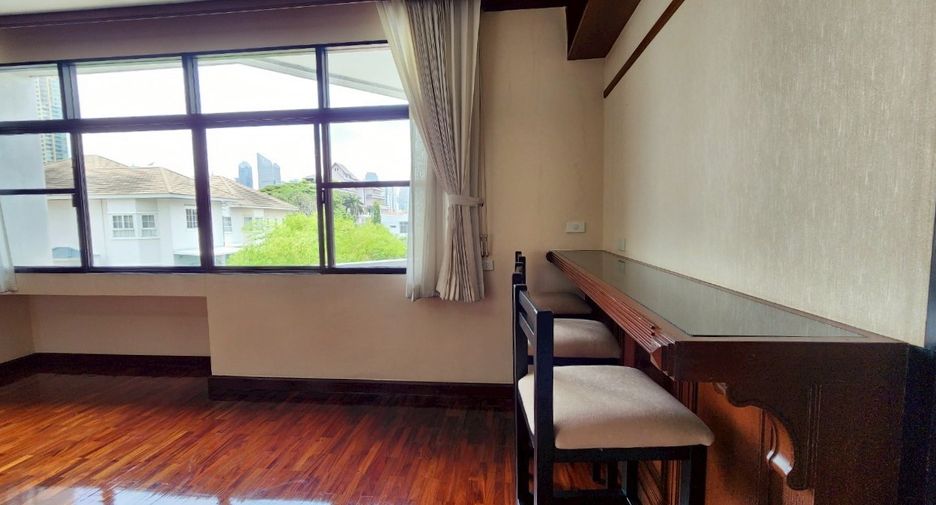 Condo en alquiler de 3 habitaciones en Watthana, Bangkok