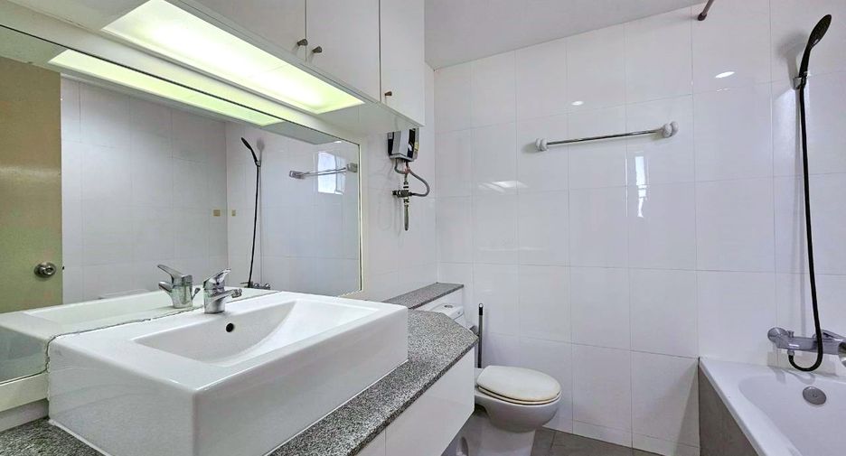 For rent 3 bedrooms condo in Watthana, Bangkok