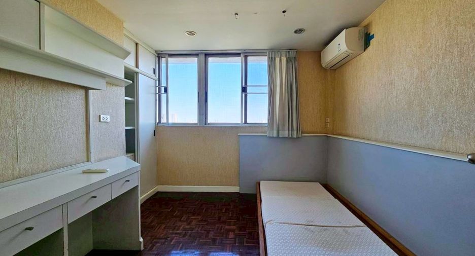 For rent 3 bedrooms condo in Watthana, Bangkok
