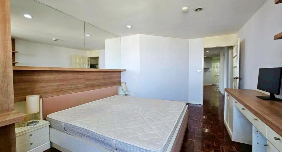 For rent 3 bedrooms condo in Watthana, Bangkok
