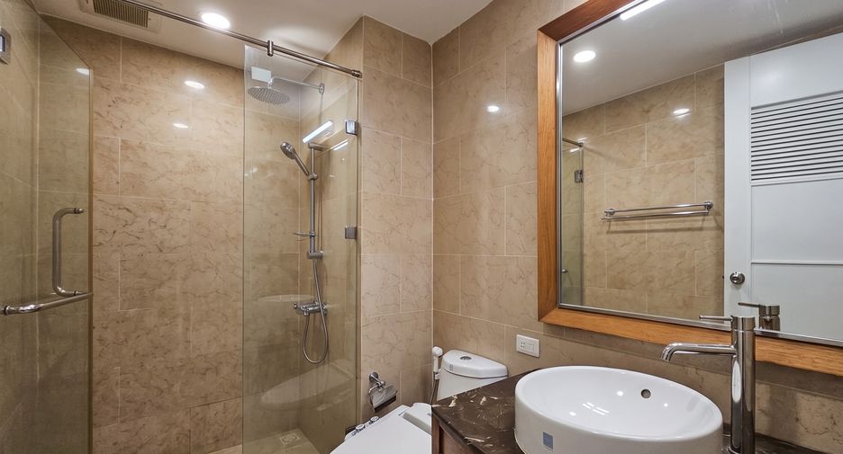 For rent 2 bedrooms condo in Watthana, Bangkok