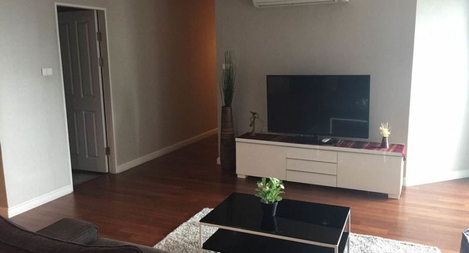 For rent 3 bed condo in Huai Khwang, Bangkok