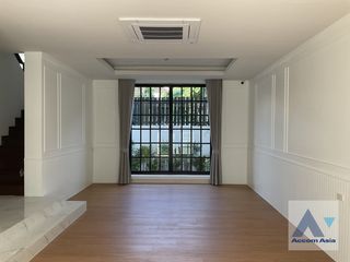 For rent 4 bed townhouse in Watthana, Bangkok