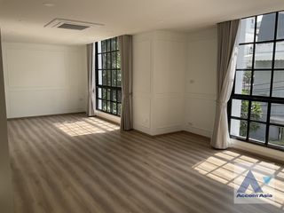 For rent 4 bed townhouse in Watthana, Bangkok
