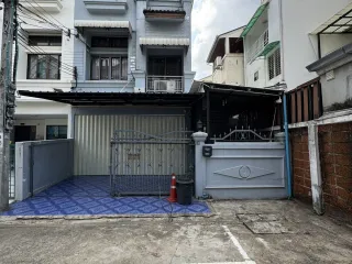 For sale 4 bed townhouse in Wang Thonglang, Bangkok