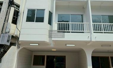 Casa adosada en alquiler de 4 habitaciones en Mueang Nonthaburi, Nonthaburi