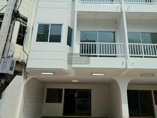 For rent 4 bedrooms townhouse in Mueang Nonthaburi, Nonthaburi