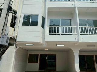 For rent 4 bed townhouse in Mueang Nonthaburi, Nonthaburi