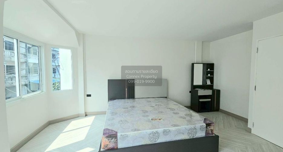 For rent 4 bedrooms townhouse in Mueang Nonthaburi, Nonthaburi