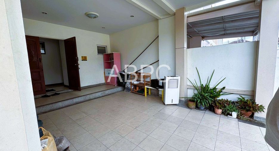À vendre 3 chambres maison de ville à Mueang Rayong, Rayong