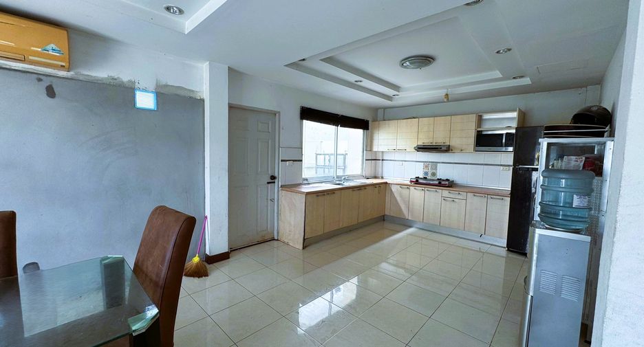 Casa adosada en venta de 3 habitaciones en East Pattaya, Pattaya