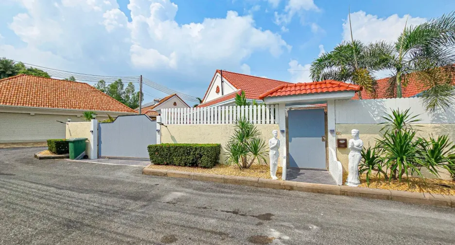 For sale 4 bed house in East Pattaya, Pattaya