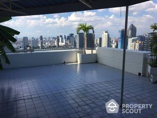 For sale 2 bed condo in Watthana, Bangkok