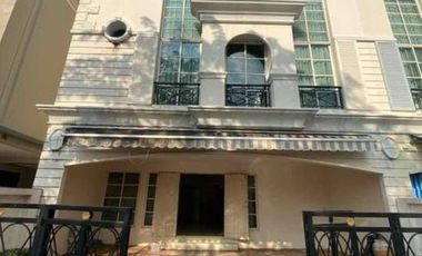 For sale 4 Beds townhouse in Yan Nawa, Bangkok