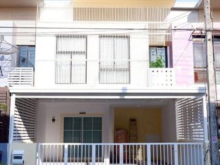 For sale 3 bed townhouse in Lam Luk Ka, Pathum Thani