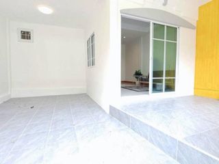 For sale 4 bed townhouse in Lam Luk Ka, Pathum Thani