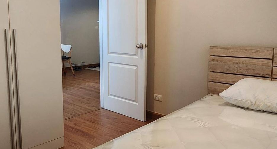 For rent 2 bed condo in Huai Khwang, Bangkok