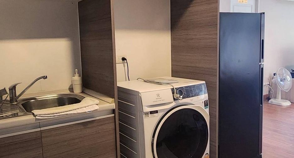 For rent 2 bed condo in Huai Khwang, Bangkok