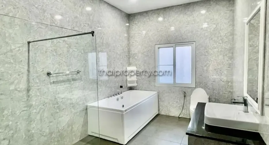 For rent and for sale 5 bedrooms house in Bang Lamung, Chonburi