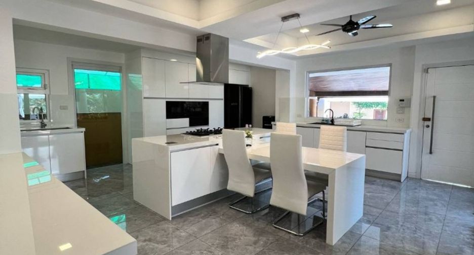 For sale 4 bedrooms house in South Pattaya, Pattaya