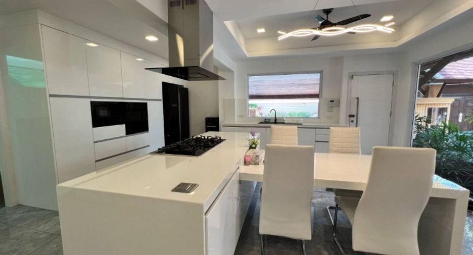 For sale 4 bedrooms house in South Pattaya, Pattaya