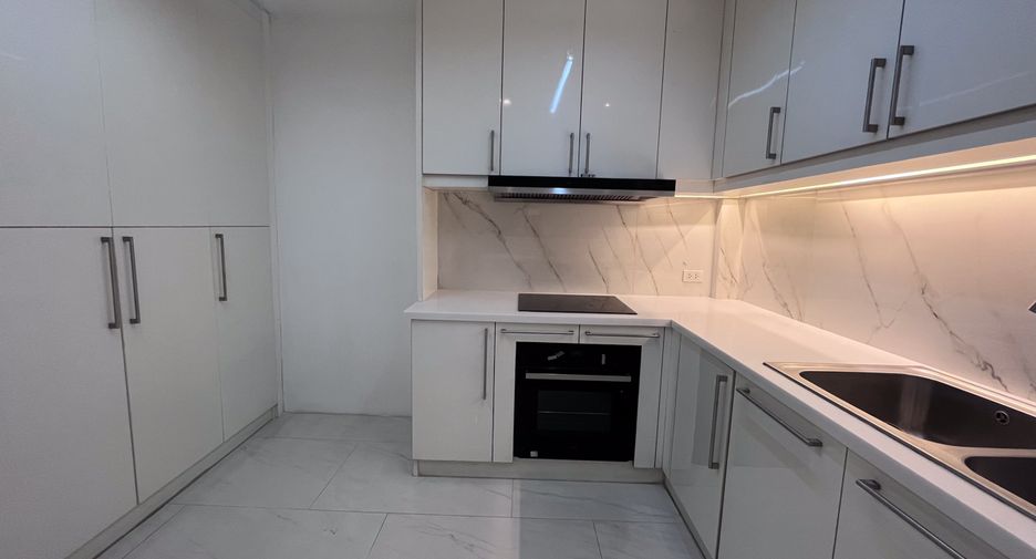 Casa adosada en venta de 4 habitaciones en Watthana, Bangkok