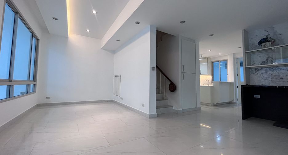 Casa adosada en venta de 4 habitaciones en Watthana, Bangkok