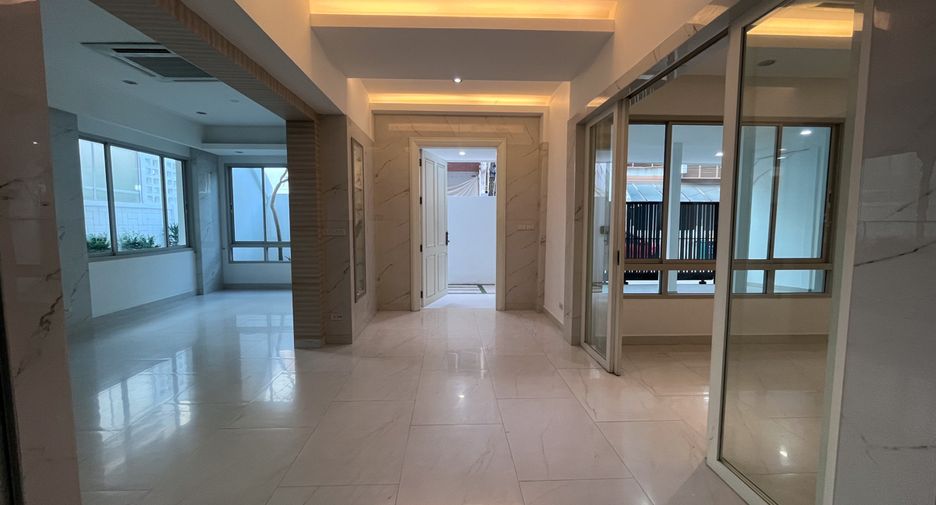 Casa adosada en venta de 4 habitaciones en Watthana, Bangkok