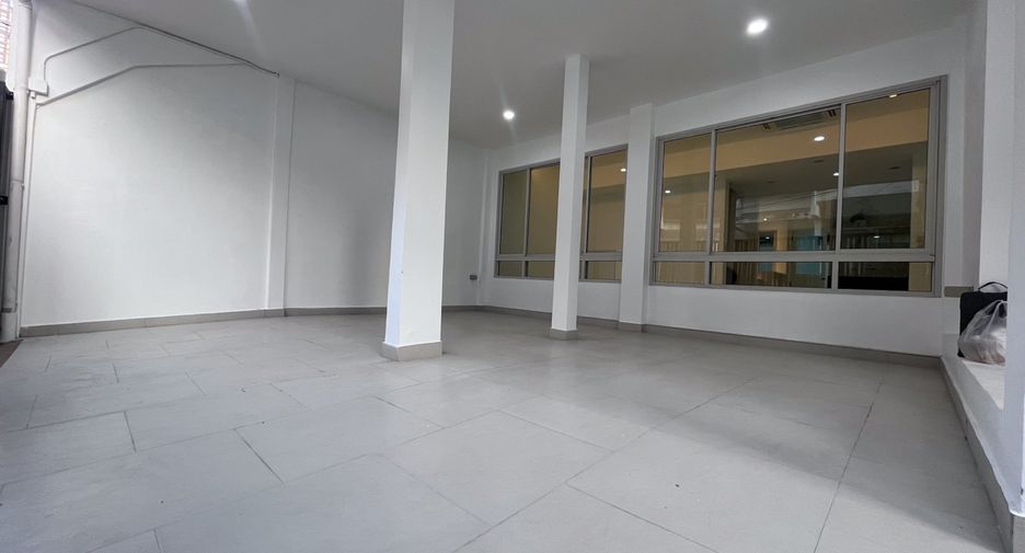 Casa adosada en venta de 4 habitaciones en Watthana, Bangkok