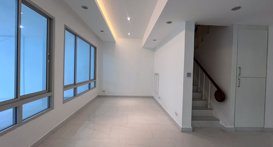 Casa adosada en venta de 4 habitaciones en Watthana, Bangkok