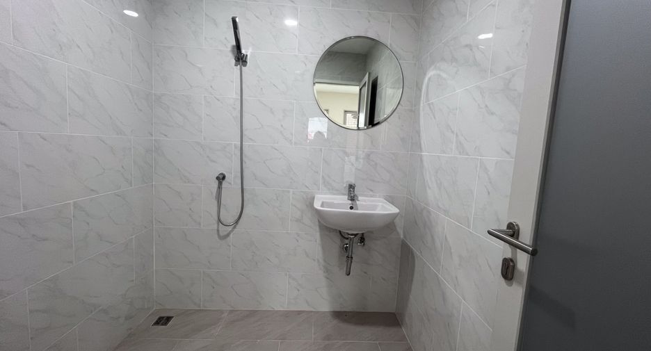 Casa adosada en venta de 4 habitaciones en Watthana, Bangkok