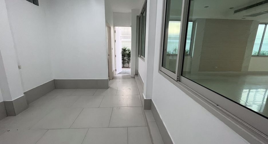 Casa adosada en venta de 4 habitaciones en Watthana, Bangkok