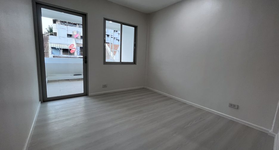 Casa adosada en venta de 4 habitaciones en Watthana, Bangkok