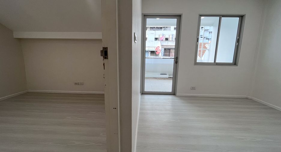 Casa adosada en venta de 4 habitaciones en Watthana, Bangkok