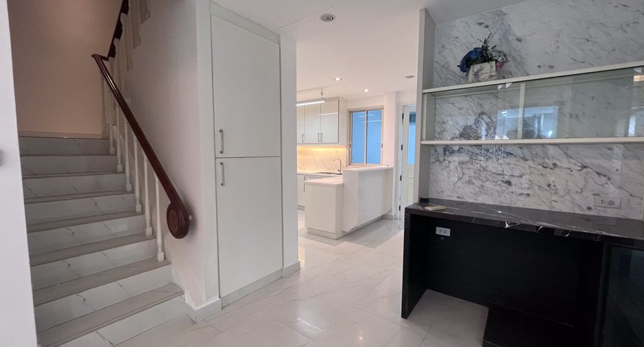 Casa adosada en venta de 4 habitaciones en Watthana, Bangkok