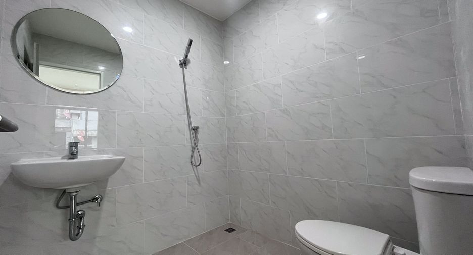 Casa adosada en venta de 4 habitaciones en Watthana, Bangkok