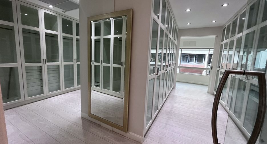 Casa adosada en venta de 4 habitaciones en Watthana, Bangkok