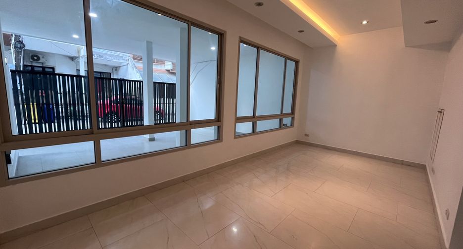 Casa adosada en venta de 4 habitaciones en Watthana, Bangkok