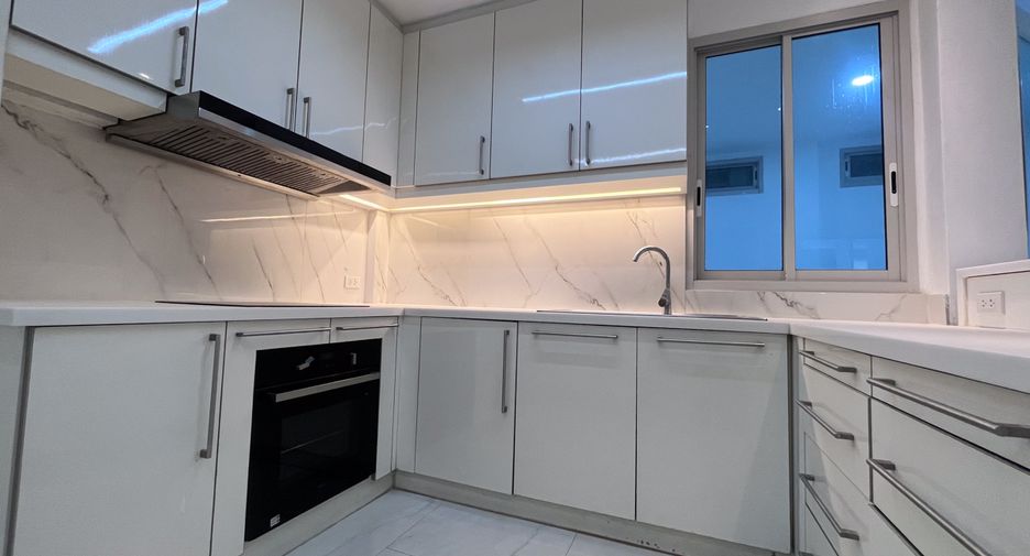 Casa adosada en venta de 4 habitaciones en Watthana, Bangkok