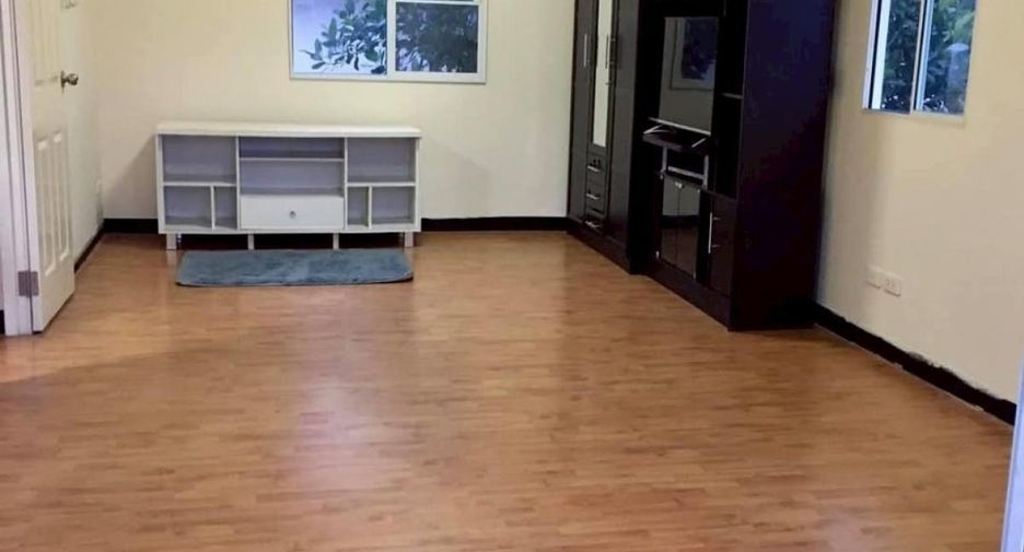 For sale 3 bed townhouse in Mueang Samut Sakhon, Samut Sakhon