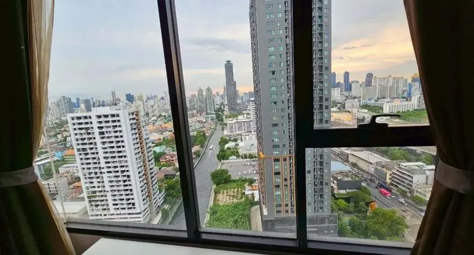 For rent 3 bed condo in Watthana, Bangkok