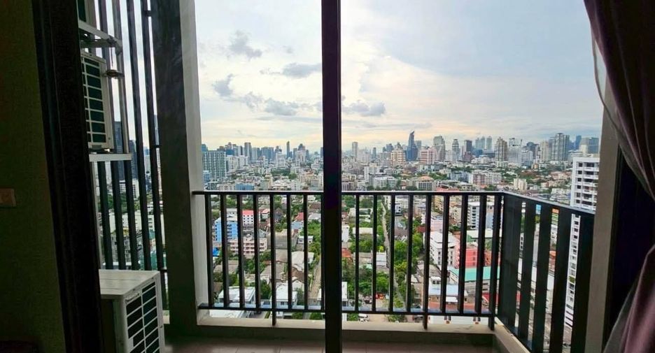 For rent 3 bed condo in Watthana, Bangkok