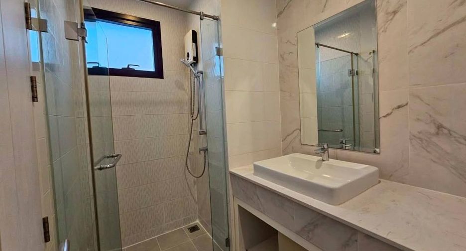 For rent 3 bed condo in Watthana, Bangkok