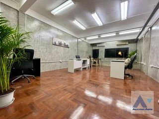 For rent 3 bed townhouse in Yan Nawa, Bangkok