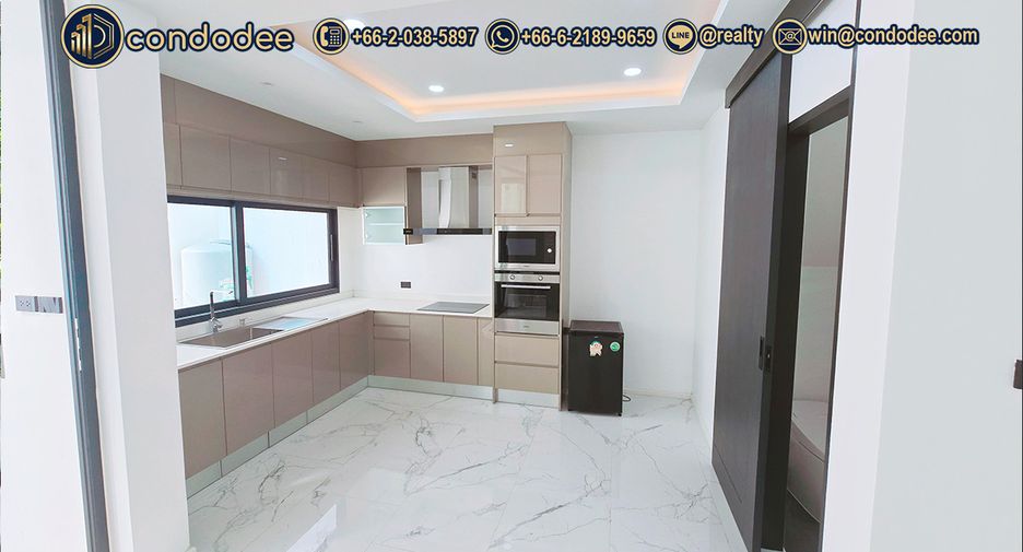 Casa adosada en venta de 4 habitaciones en Watthana, Bangkok