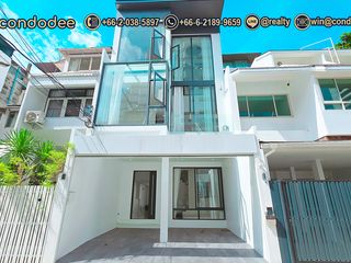 Casa adosada en venta de 4 habitaciones en Watthana, Bangkok
