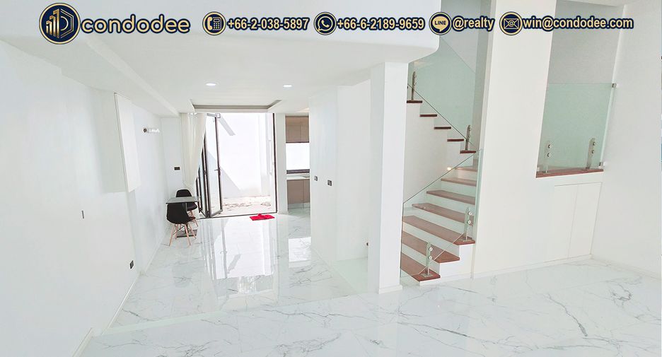 Casa adosada en venta de 4 habitaciones en Watthana, Bangkok