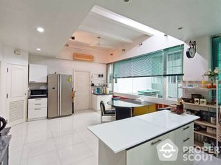 For sale 4 bed condo in Khlong Toei, Bangkok