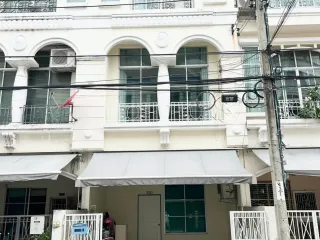 For sale 3 bed townhouse in Lat Phrao, Bangkok