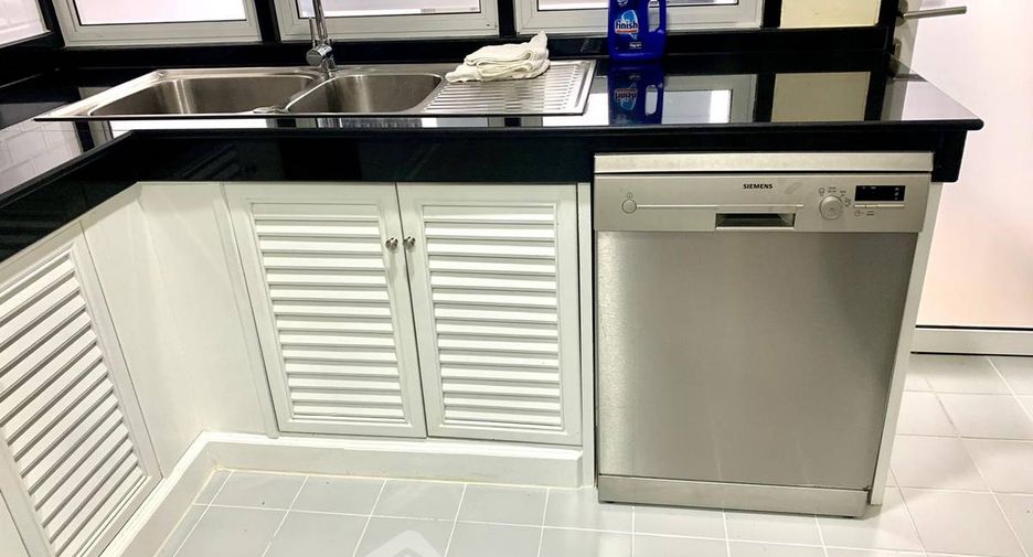For sale 2 Beds condo in Khlong Toei, Bangkok